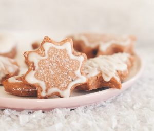 Джинджифилови сладки бисквити звезди с глазура
