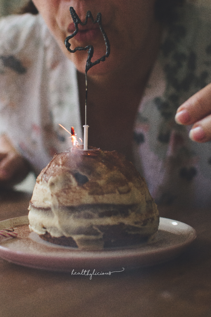 Торта тирамису и свещ с еднорог